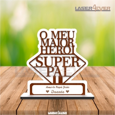 Peça decorativa acrílico com texto para o pai, em fundo desfocado verde