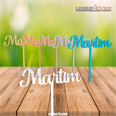 Toppers para bolos com a palavra 'Martim' em madeira e acrílico de várias cores