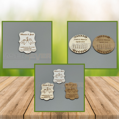 Lembranças de casamento em madeira com gravações e desenhos decorativos.