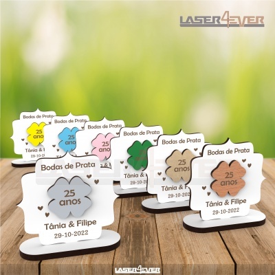Marcadores de mesa para Bodas de Prata com inscrição 25 anos, nomes Tânia & Filipe, data 29-10-2022, em várias cores, sobre mesa de madeira.