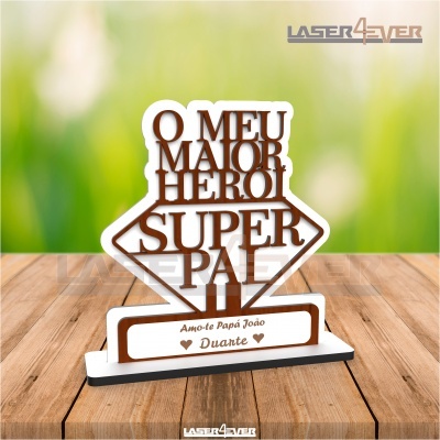 Objeto decorativo em acrílico com frase para o pai sobre superfície de madeira