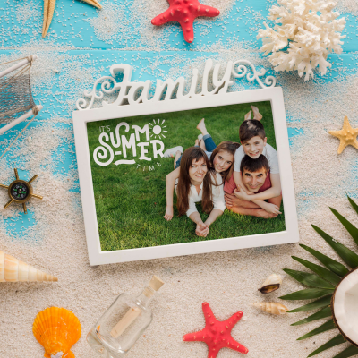 Moldura branca com foto de família em fundo de areia, conchas e estrelas-do-mar