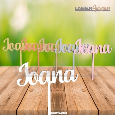 Toppers de bolo com o nome 'Joana' em várias cores sobre madeira