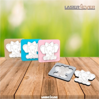 Porta-retratos quadrados de madeira com elefante branco, cores bege, azul, rosa e cinza aberta com texto