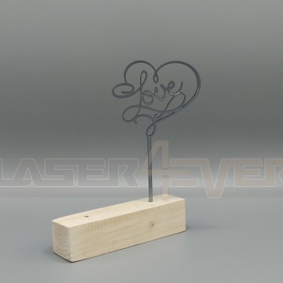 Suporte de madeira com palavra Love em metal em forma de coração