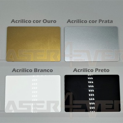 Quatro placas de acrílico nas cores ouro, prata, branco e preto com texto indicativo das cores