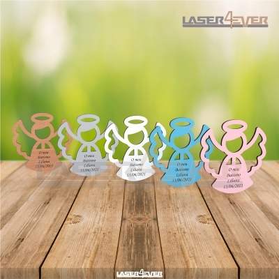 Seis anjos decorativos coloridos com texto impresso, em madeira, sobre mesa de madeira