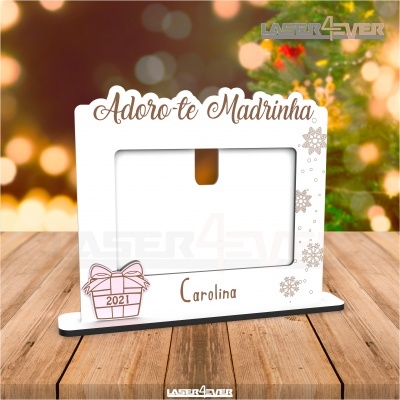 Moldura de fotografia branca em madeira com texto gravado e decoração de flocos de neve