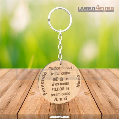 porta-chaves redondo em madeira com texto gravado e corrente metálica