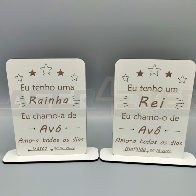 Placas de madeira brancas com texto personalizado para avó e avô