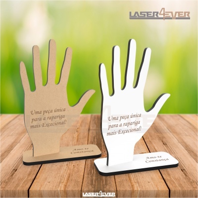 Expositores em forma de mão em madeira natural e branca com texto gravado e base retangular