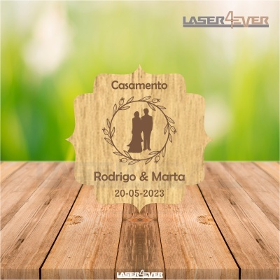 Placa de madeira personalizada para casamento com texto e silhueta de casal gravados.