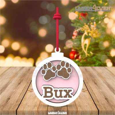 Decoração de natal branca com patas e nome 'Bux' pendurada em corda vermelha