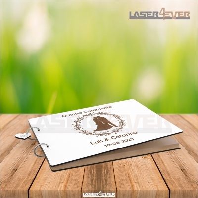 Livro de casamento personalizado com silhueta de casal e data