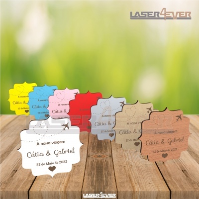 Etiquetas de papel coloridas com texto para lembrança de viagem sobre mesa de madeira