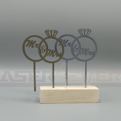 Decoração de bolo Mr & Mrs em metal dourado e cinza num suporte de madeira