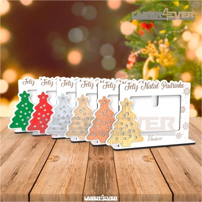 Conjunto de árvores de Natal em madeira colorida com embalagem branca e texto Feliz Natal Padrinho