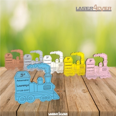 Troféus acrílicos coloridos em forma de comboio com texto gravado