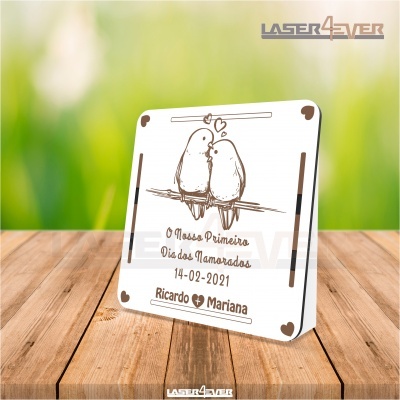 Placa branca com desenho de pássaros e texto personalizado para dia dos namorados