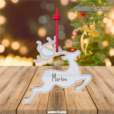 Enfeite de rena branca com nome Martim pendurado por cordão vermelho