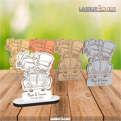 Peças decorativas de casal num carro com texto personalizado em madeira e acrílico