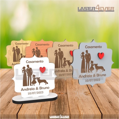 Placas de casamento em madeira e acrílico com gravuras de casal, cão, texto e coração vermelho.