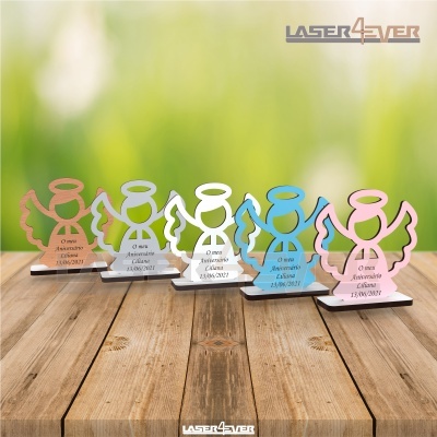 Placas decorativas de madeira em forma de anjos coloridos com inscrição de aniversário