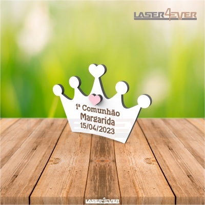Decoração em forma de coroa branca com texto personalizado para comunhão, sobre madeira clara