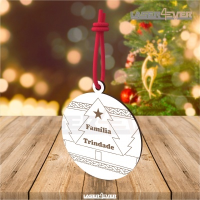 Ornamento redondo branco gravado com 'Família Trindade' pendurado em cordão vermelho