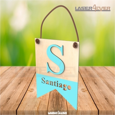 Placa decorativa de madeira com letra S azul e nome Santiago