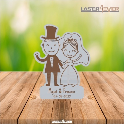Figura decorativa de casal de noivos em metal prateado com gravação