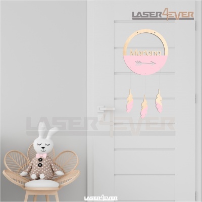 Decoração de porta com nome 'Mariana' e penas rosa, porta branca, cadeira com boneco de peluche