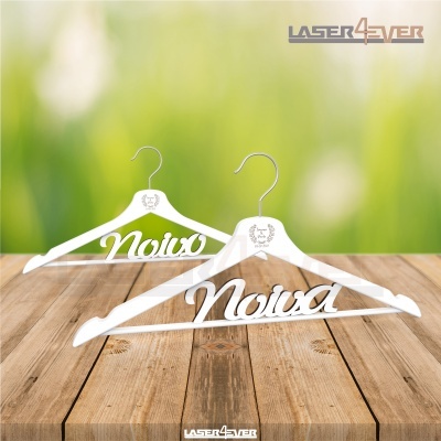Cabides brancos de madeira com palavra Noiva recortada e gancho metálico