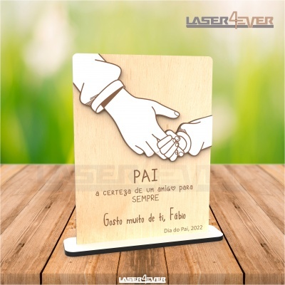 Placa de madeira gravada para o Dia do Pai com desenho de mãos dadas e texto personalizado