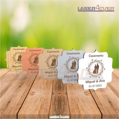 Etiquetas para casamento com texto 'Casamento Miguel & Ana 01-07-2023' em várias cores sobre madeira