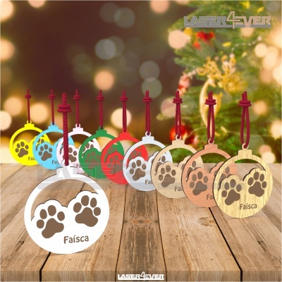 Etiquetas redondas para animais penduradas com patas desenhadas e nome Faísca