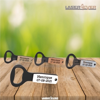 Abridores de garrafa com etiquetas personalizadas e texto Henrique 07-08-2021