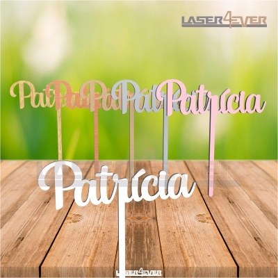 Toppers decorativos com o nome Patrícia em várias cores e estilos sobre mesa de madeira