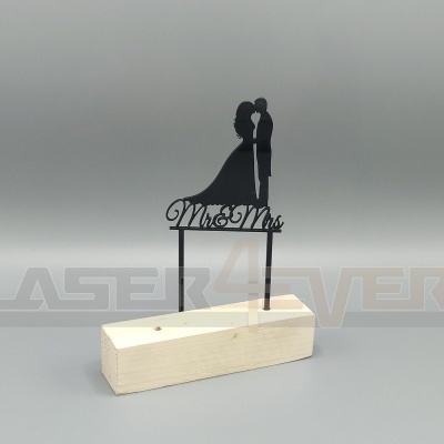 Topo de bolo com noivos e texto em madeira e silhueta preta