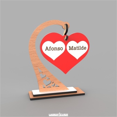 Expositor de madeira com dois corações pendurados e nomes Afonso e Matilde
