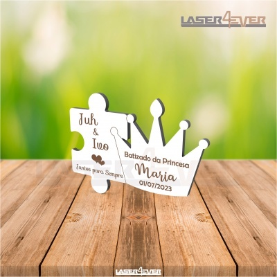 Peça de puzzle e coroa de madeira branca com textos em português sobre mesa de madeira