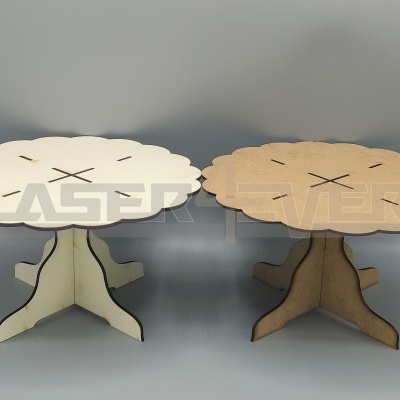 Dois móveis de madeira redondos com base em pedestal e padrões em X no tampo