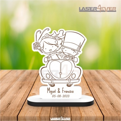 Decoração acrílica personalizada de casal de noivos num carro com base branca e preta