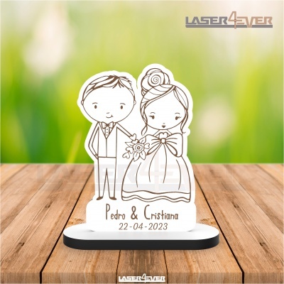 Objeto decorativo com desenho de noivos e nomes Pedro & Cristiana com data 22-04-2023