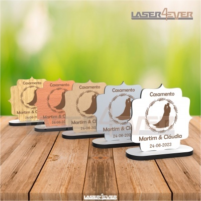 Marcas de mesa para casamento em madeira com texto e gráfico de casal