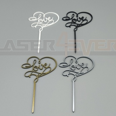 Quatro picks para bolos com a palavra 'Love' em metal nas cores dourado, branco e preto sobre fundo cinzento