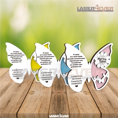 Marcadores de livros em forma de borboleta com frases e nomes