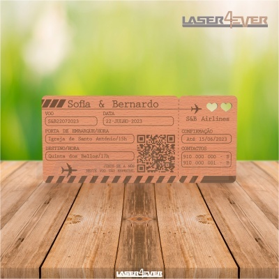Passagem de avião personalizada em cartolina castanha com nomes, data, detalhes do voo e QR code