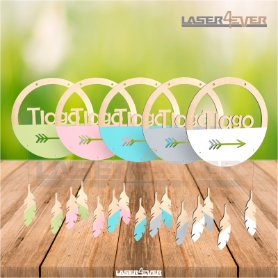 Cinco pendentes redondos em madeira colorida com palavra 'Logo' e penas suspensas.