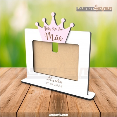 Moldura photo frame branco com base preta e coroa rosa com texto de feliz dia da mãe